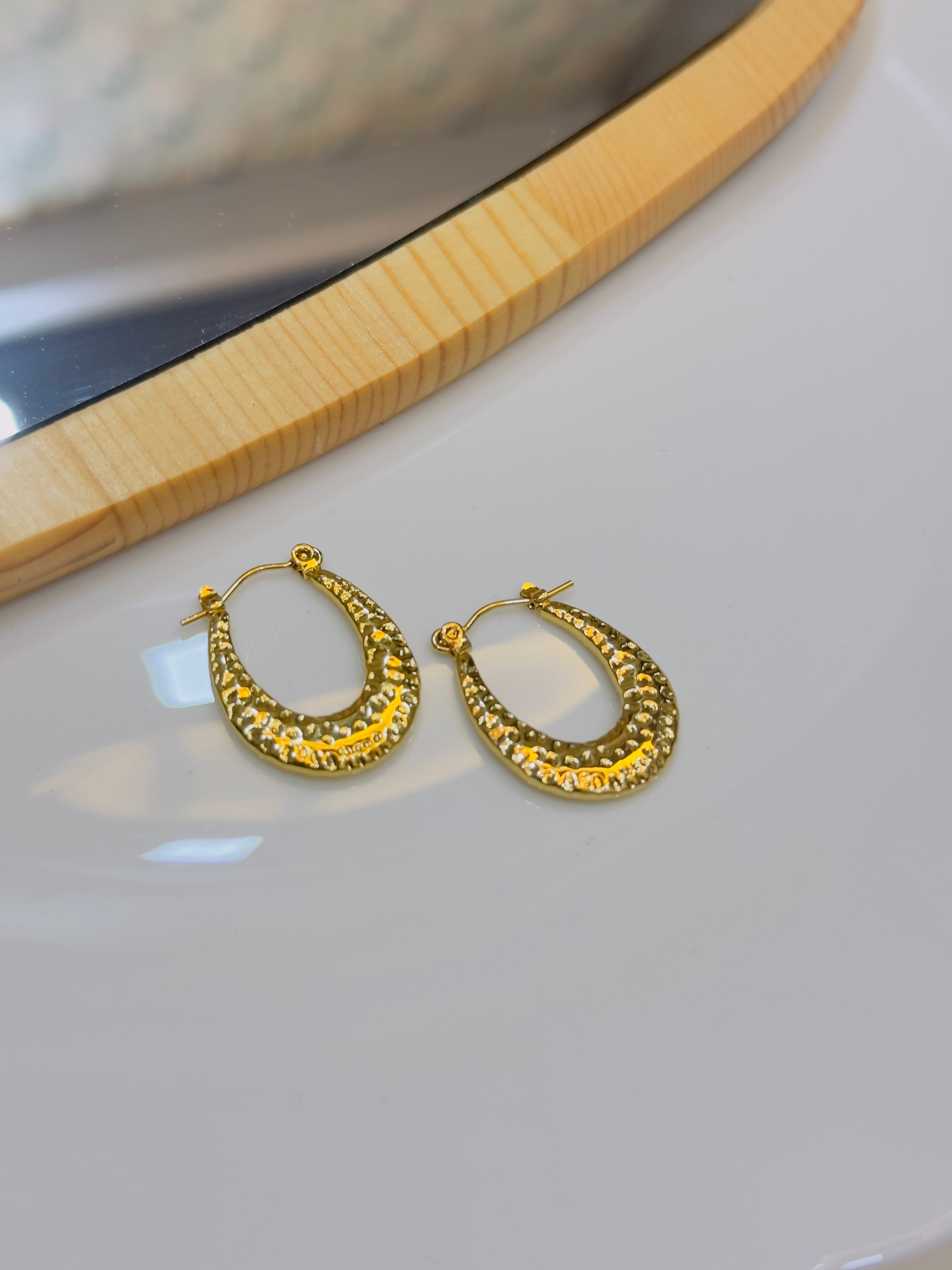 Wavy hoop earrings