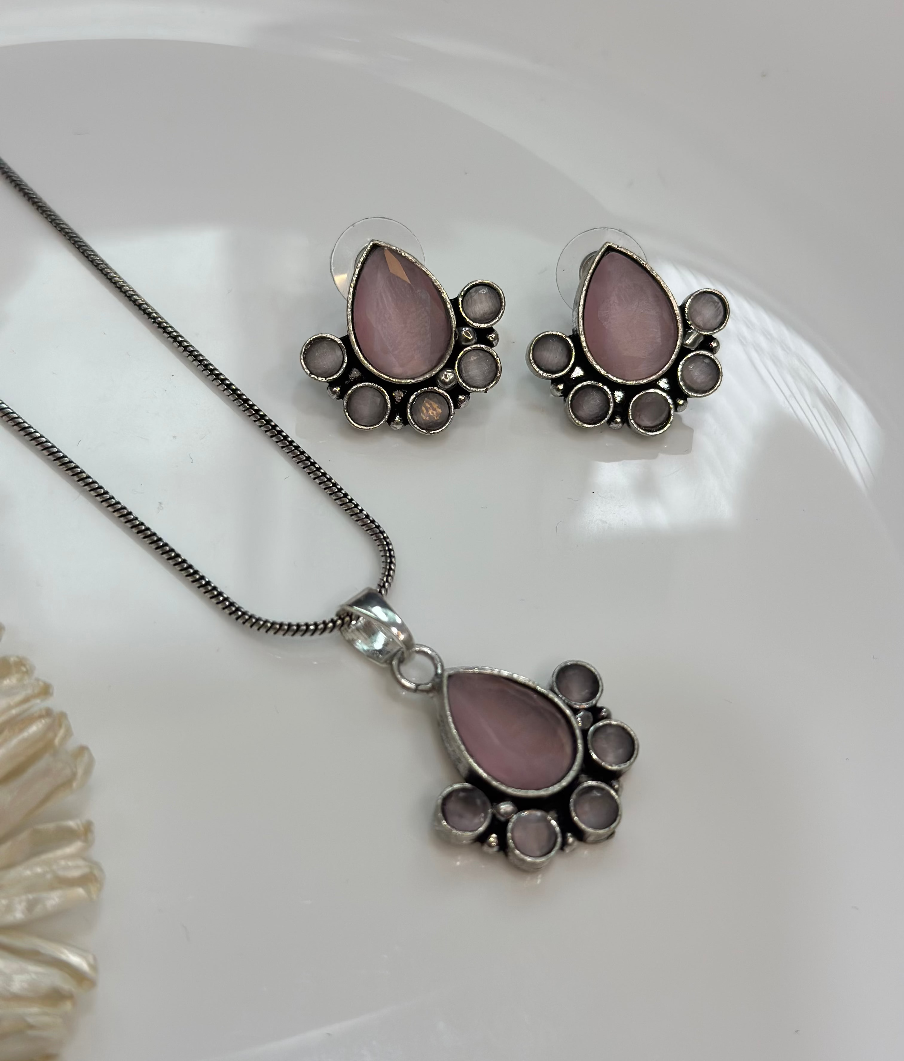Lotus pendant set