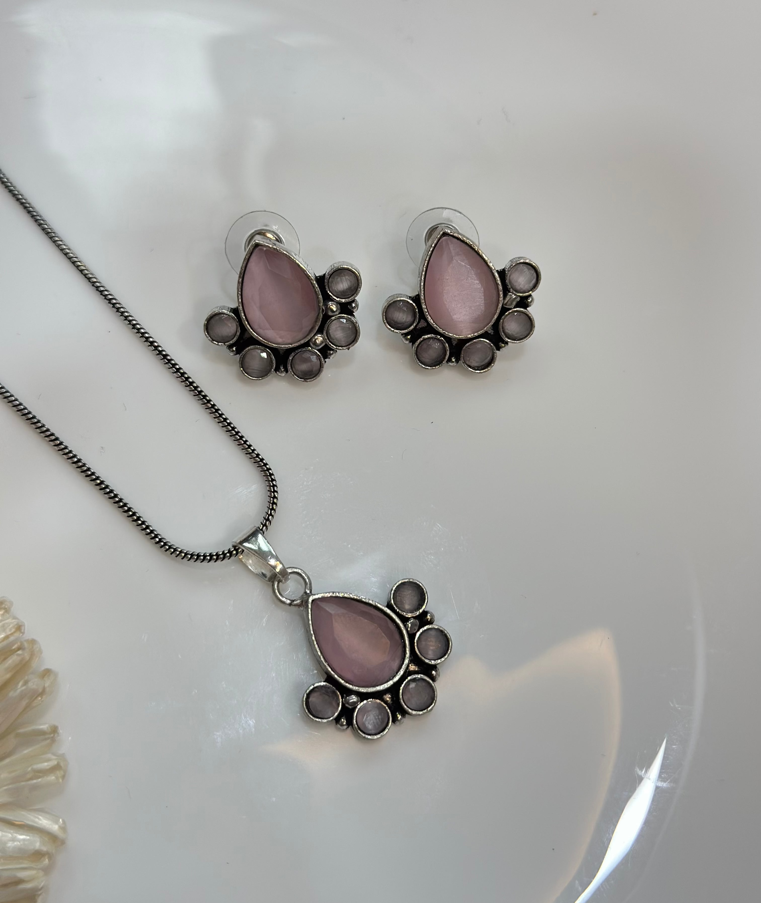 Lotus pendant set
