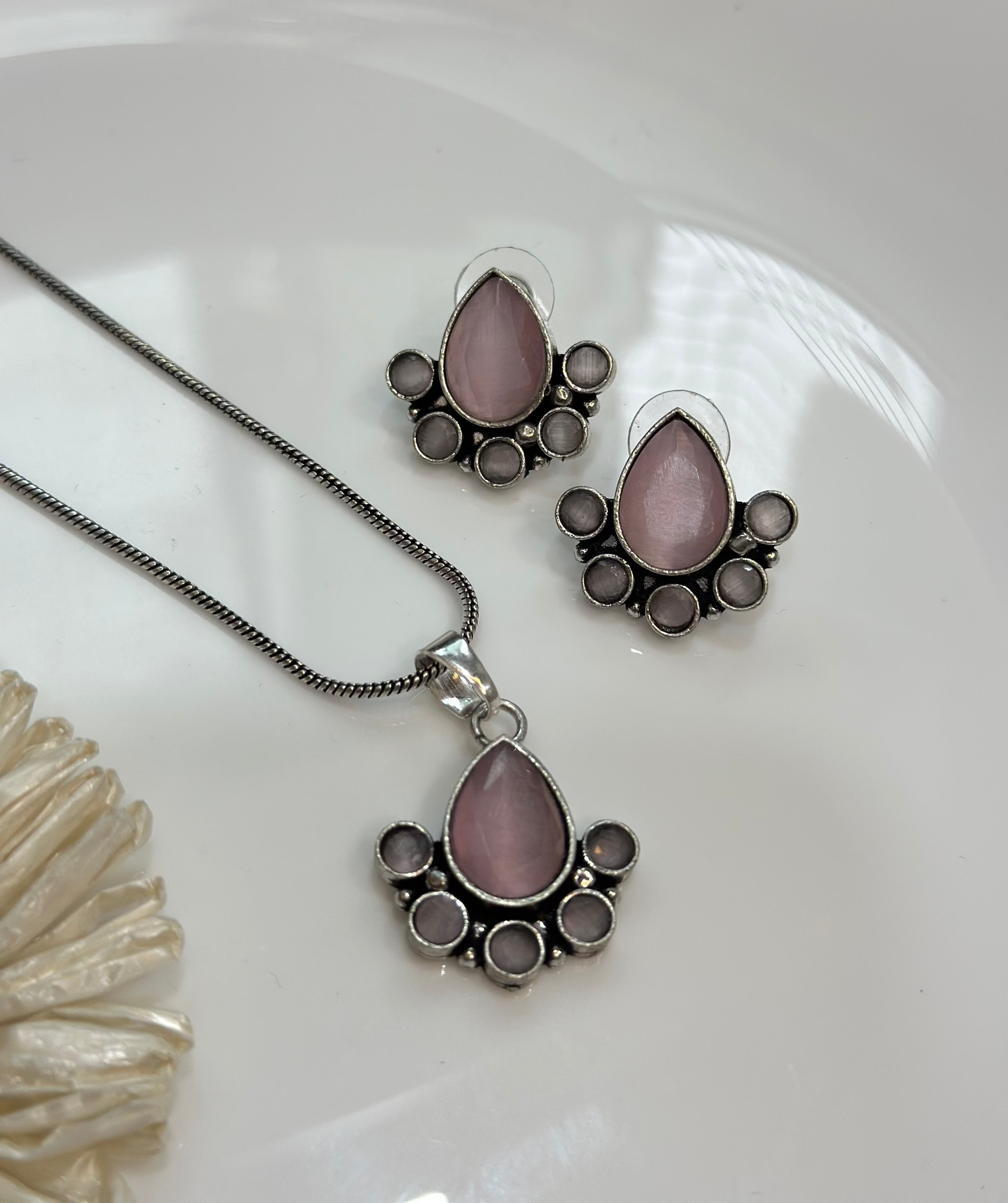 Lotus pendant set