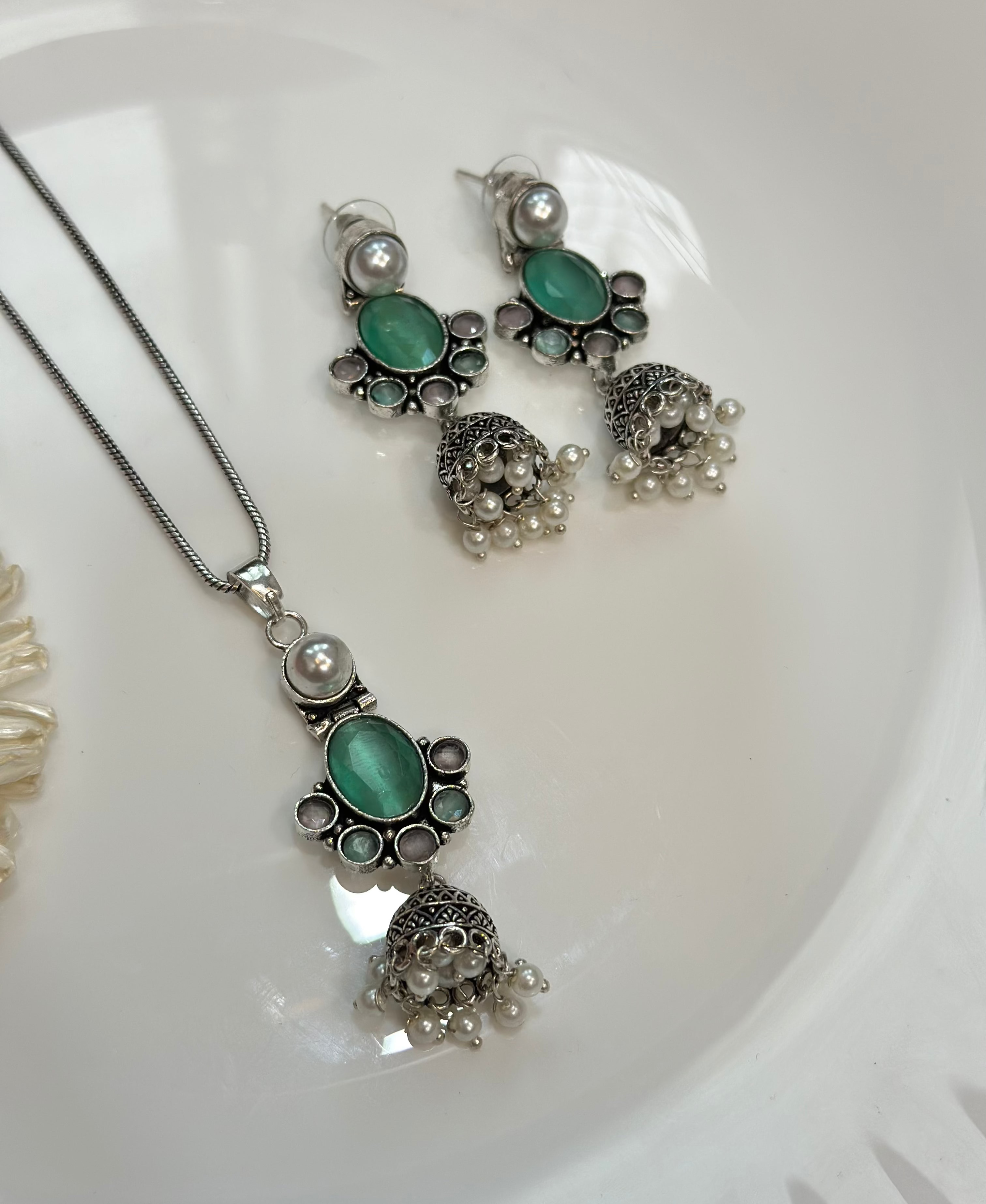 Dual toned pendant set