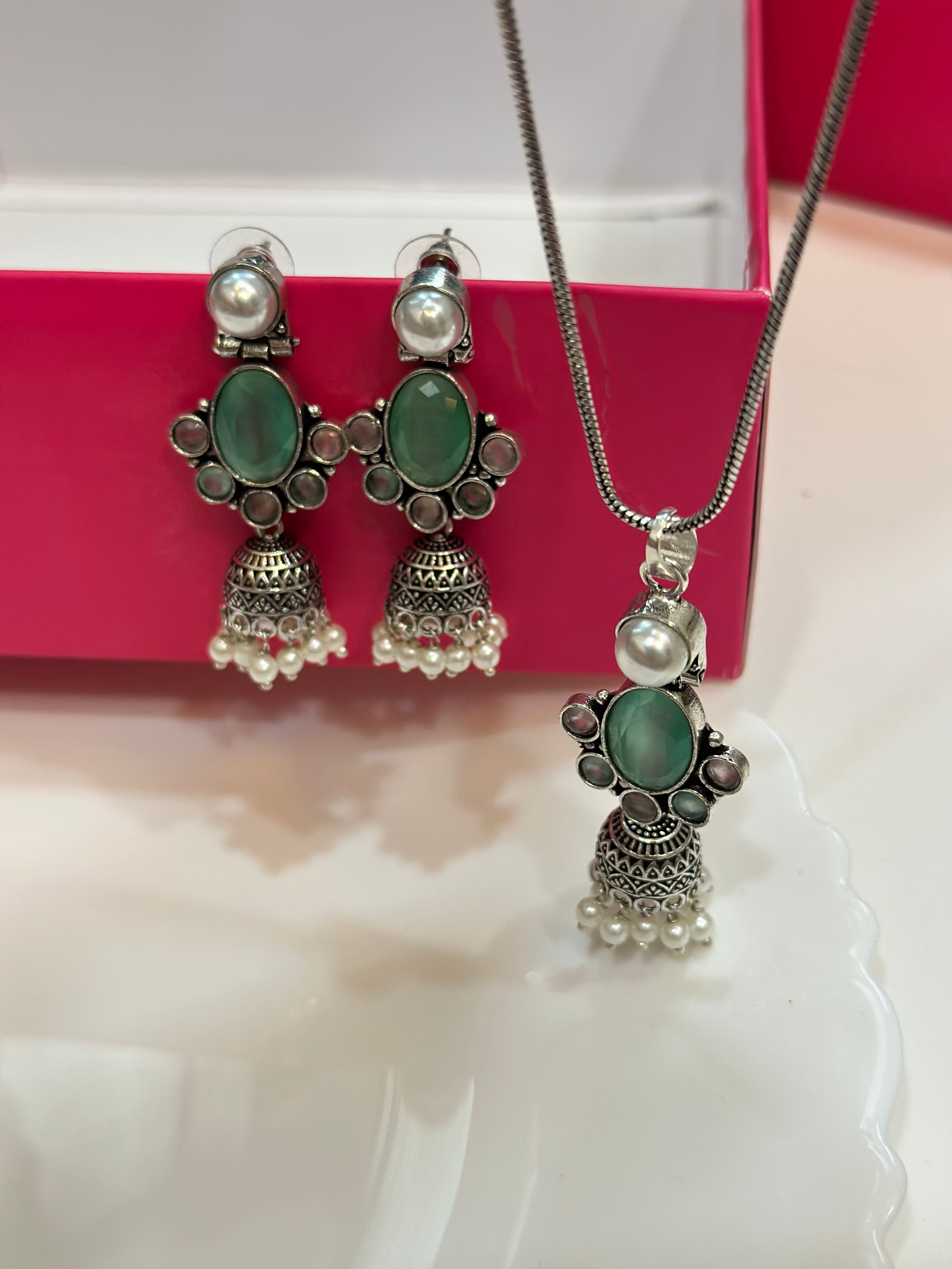 Dual toned pendant set