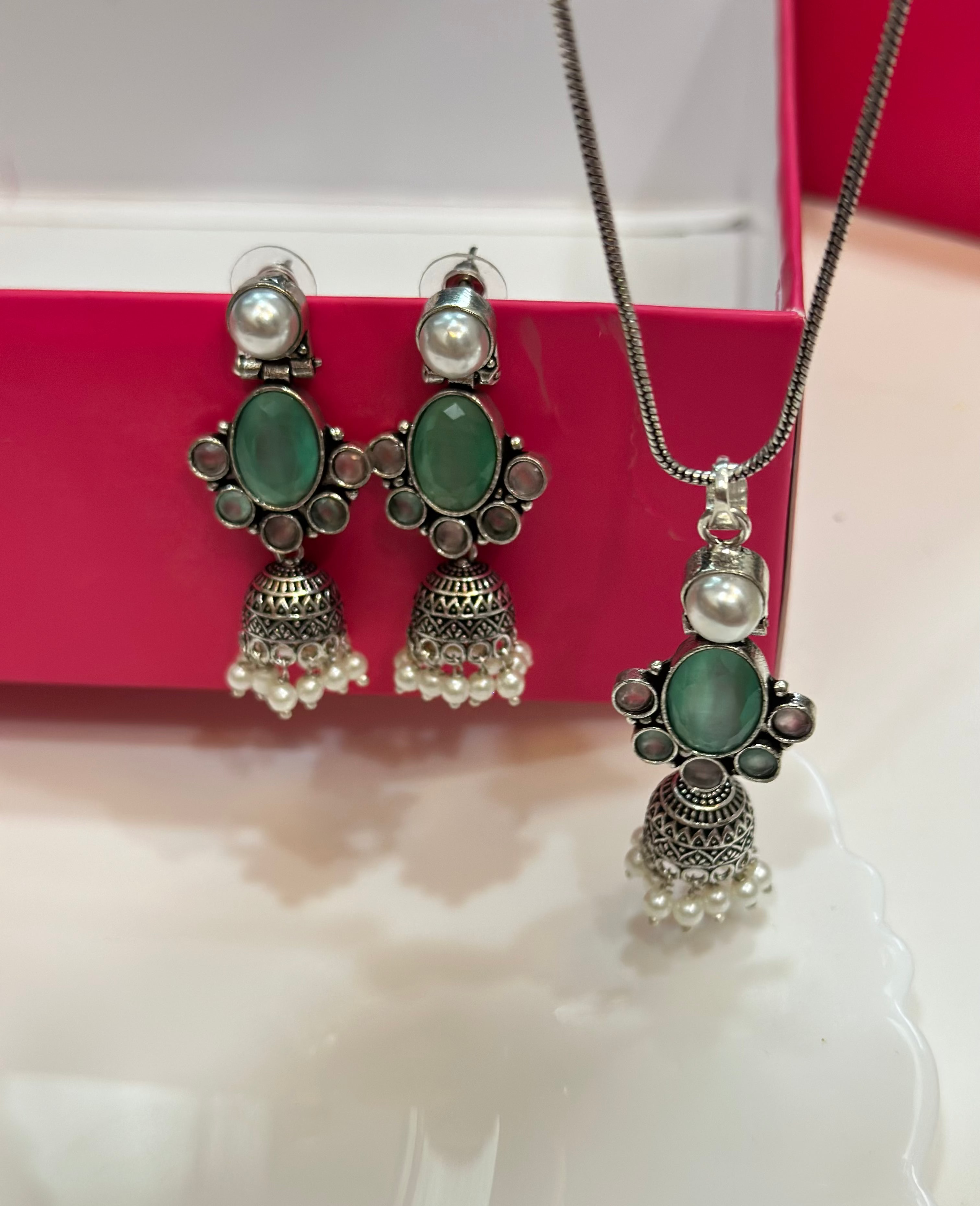 Dual toned pendant set