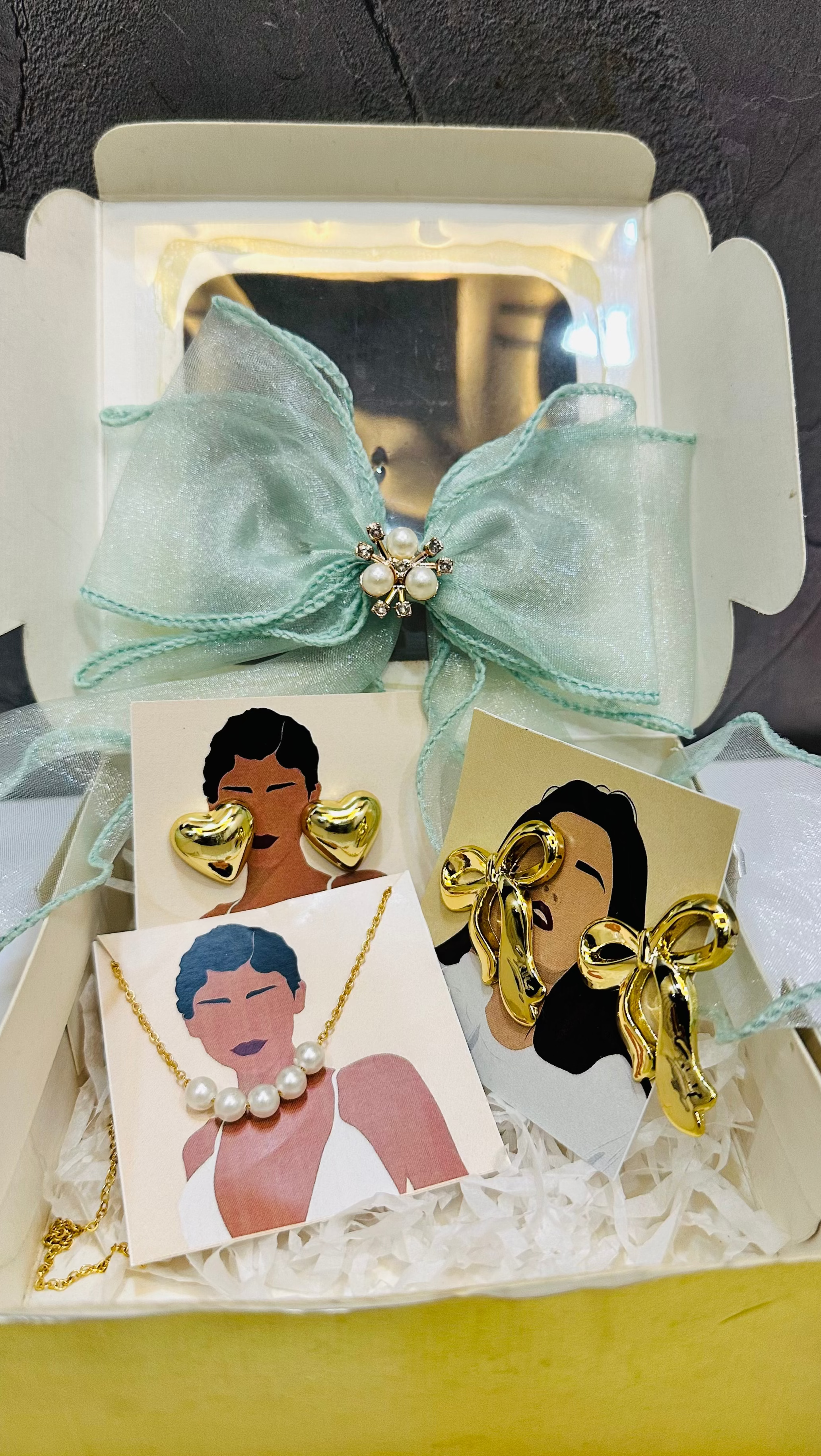 Bow hamper for her