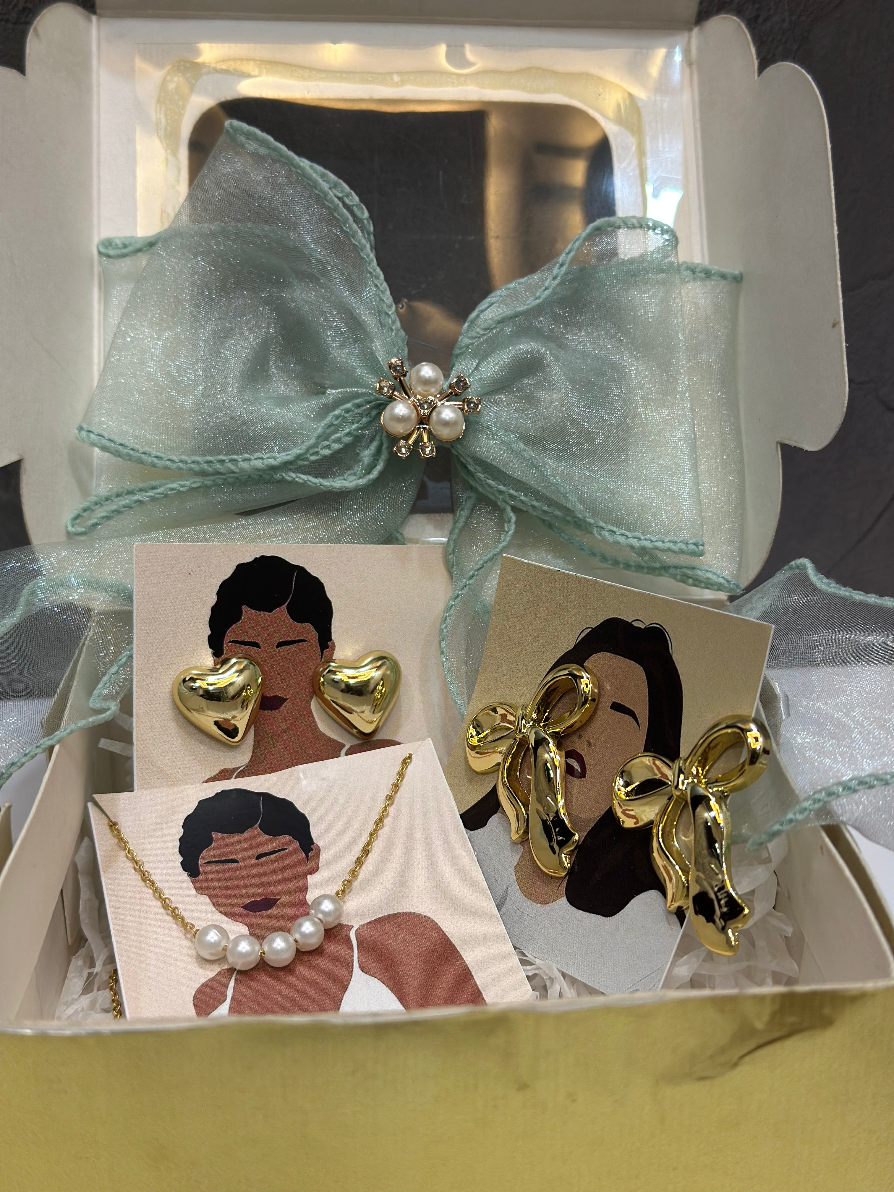 Bow hamper for her