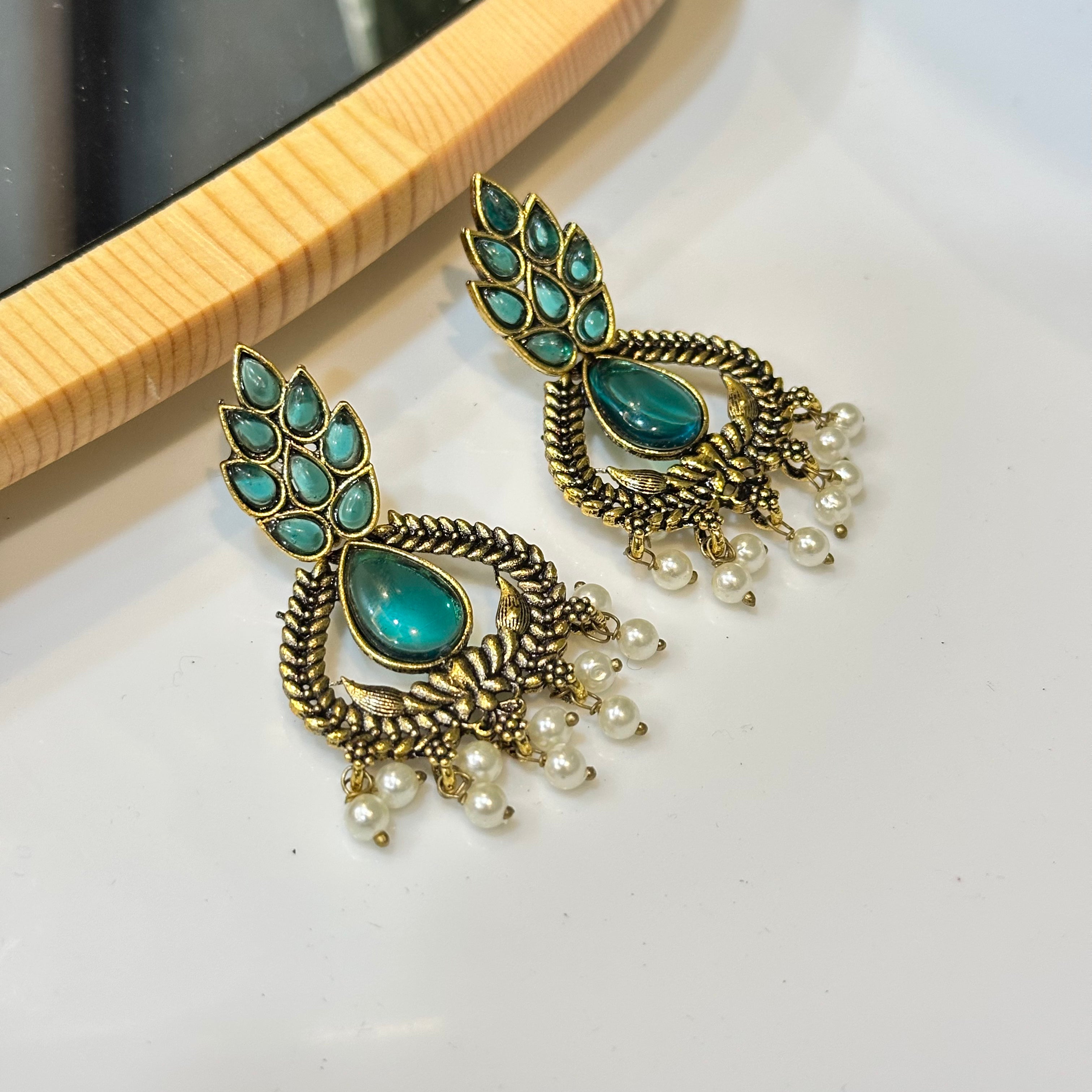 Eye leaf earrings