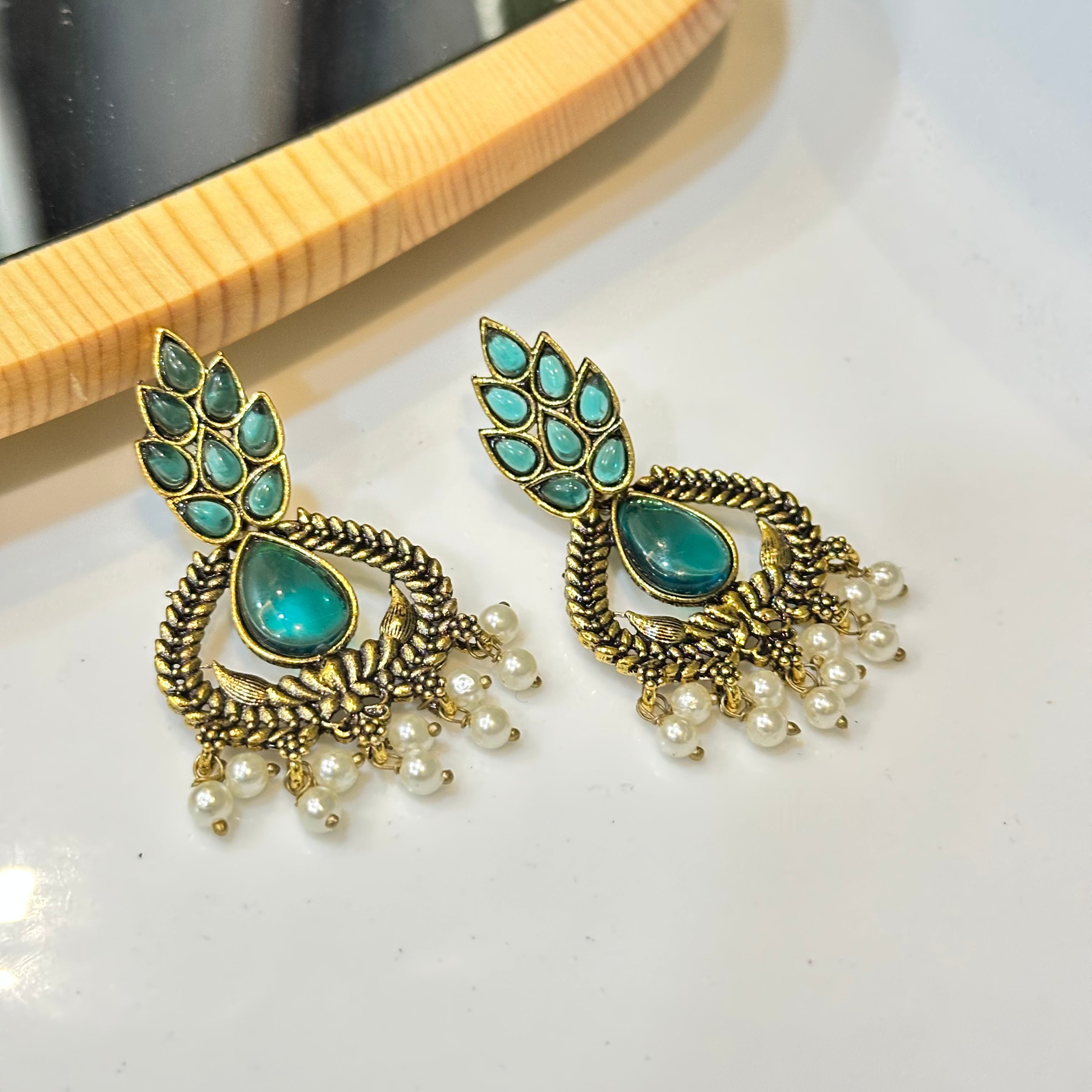 Eye leaf earrings